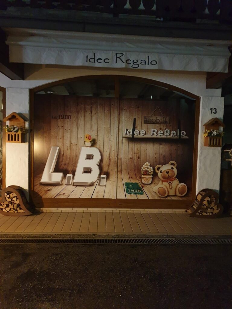 Vetrina di L.B. Mobili e Idee Regalo